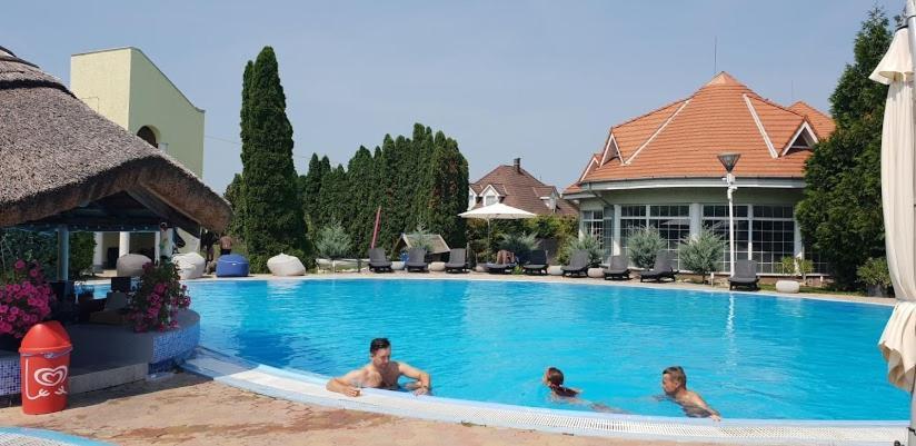 Mediterran Apartman With Pool Siófok Exterior foto