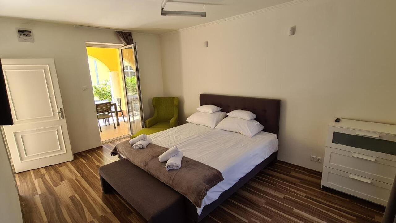 Mediterran Apartman With Pool Siófok Exterior foto